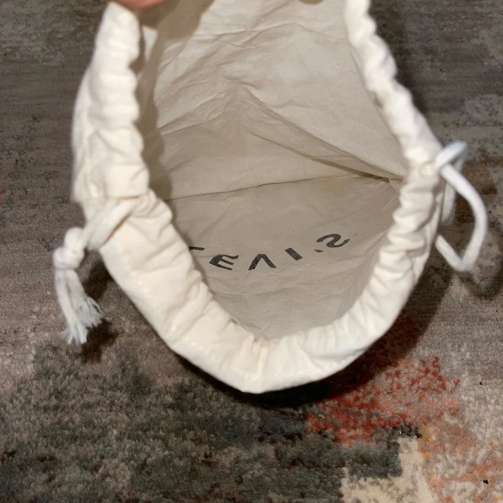 Levi’s beige cream black letter graphic detail drawstring dustbag